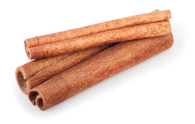 Tarçın çubukları beyaz üzerine izole