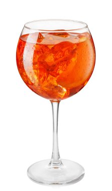 Beyaz arka planda soğuk aperol sprey kokteyli. Dosya kırpma yolu içeriyor