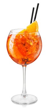 Bardakta soğuk aperol spreyi kokteyli, beyaz arka planda saman ve bir dilim portakal. Dosya kırpma yolu içeriyor