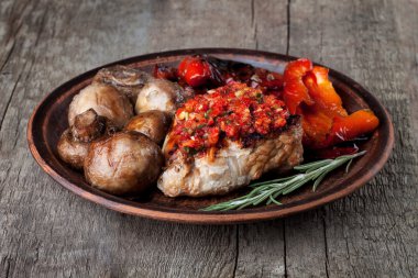 ızgara sebze ve biftek bir kil plaka üzerinde