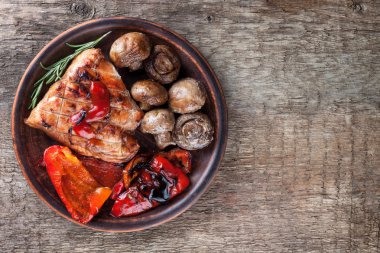 sebze karışımı ve bir et parçası