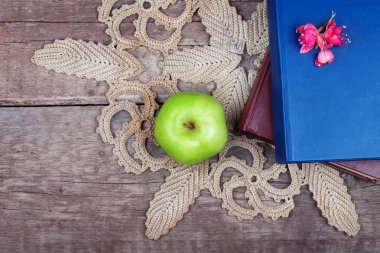 Kitaplar ve yeşil elma yığını