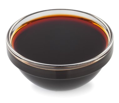 Soya sosu küçük cam kase içinde izole