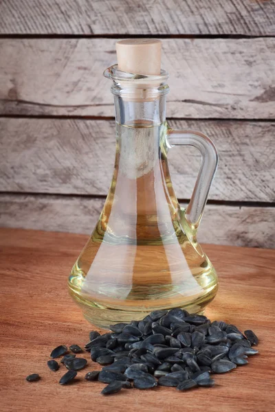 Sunflower oil and sunflower seeds — Stock Photo, Image