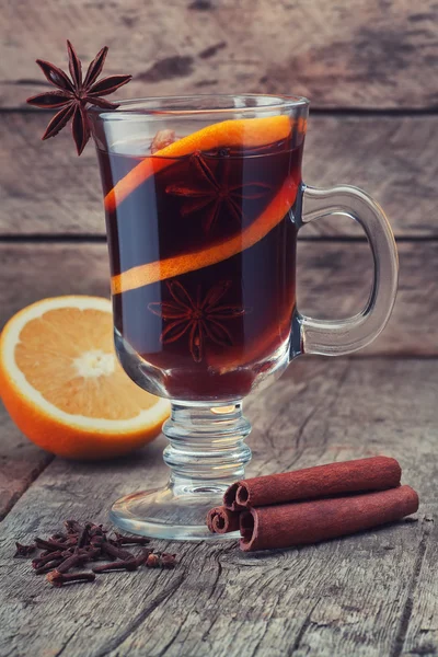 Mulled wine and spices on wooden background — Stock Photo, Image