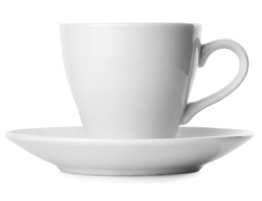 Beyaz arka planda izole edilmiş çay tabağı ile beyaz fincan