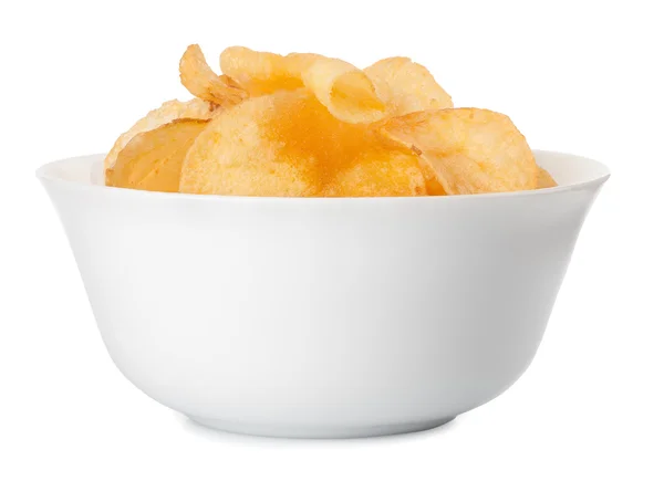 Картопляні чіпси в мисці ізольовані на білому — стокове фото
