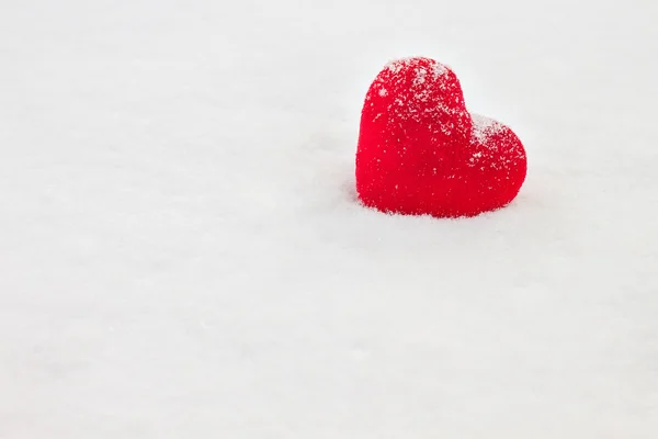 Pojedyncze czerwone serce na śniegu — Zdjęcie stockowe