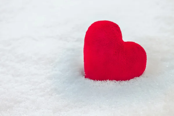Kar arka plan üzerinde kırmızı kalp — Stok fotoğraf
