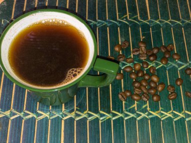 Kahve çekirdekleri lezzetli bir kahveye dönüştürülmeyi bekliyor.