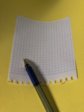 Not defteri ve notlar masanın üzerinde duran bir kalemden.