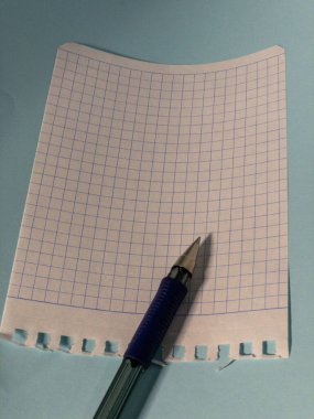 Not defteri ve notlar masanın üzerinde duran bir kalemden.