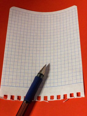 Not defteri ve notlar masanın üzerinde duran bir kalemden.