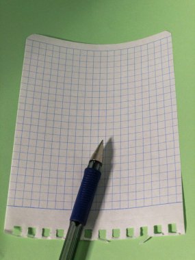 Not defteri ve notlar masanın üzerinde duran bir kalemden.