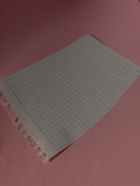 Not defteri ve notlar masanın üzerinde duran bir kalemden.