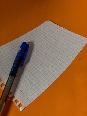 Not defteri ve defter kağıtları masanın üzerinde.