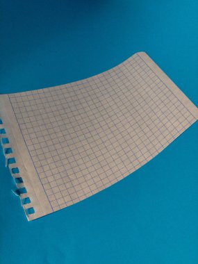 Not defteri ve defter kağıtları masanın üzerinde.