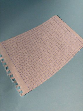 Not defteri ve defter kağıtları masanın üzerinde.