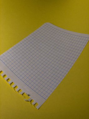 Not defteri ve defter kağıtları masanın üzerinde.