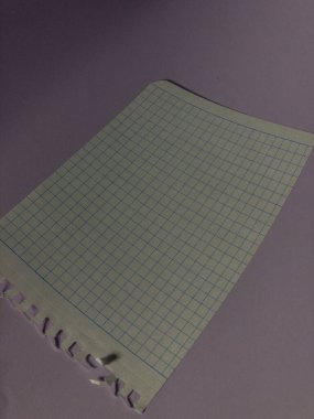 Not defteri ve defter kağıtları masanın üzerinde.