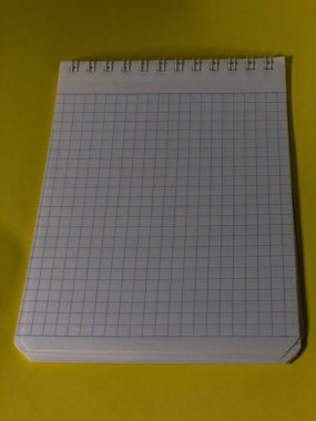 Not defteri ve defter kağıtları masanın üzerinde.