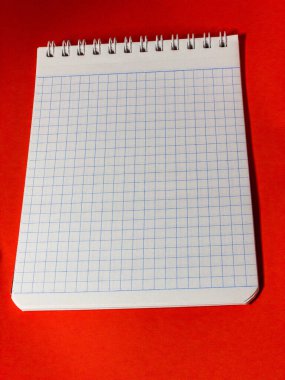 Not defteri ve defter kağıtları masanın üzerinde.