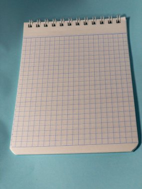 Not defteri ve defter kağıtları masanın üzerinde.