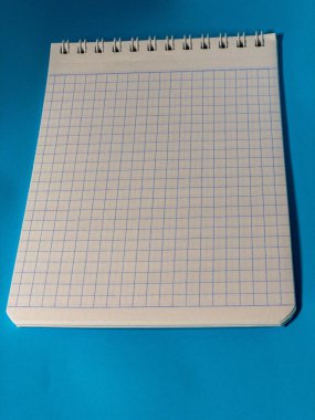 Not defteri ve defter kağıtları masanın üzerinde.