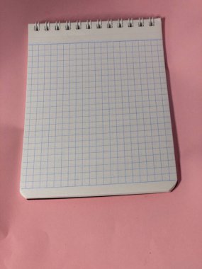 Not defteri ve defter kağıtları masanın üzerinde.