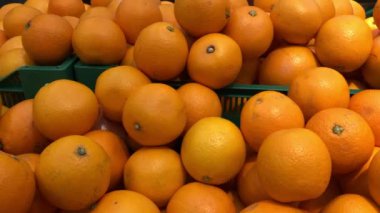 Taze meyveler, arelinler, mandalinalar, limonlar, greyfurtlar ve elmalar sepetlerde yatıyor.