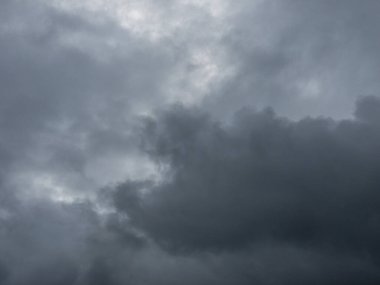 Güzel gökyüzü, beyaz, gri mavi bulutlar, gökyüzünde gri beyaz ve mavi bulutların güzel fotoğrafı