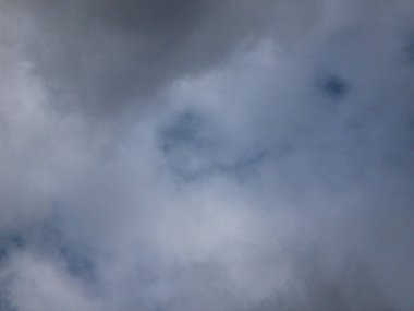 Güzel gökyüzü, beyaz, gri mavi bulutlar, gökyüzünde gri beyaz ve mavi bulutların güzel fotoğrafı