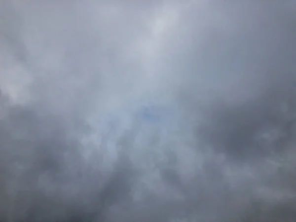 Прекрасне Небо Білими Сірими Блакитними Хмарами Красиве Фото Сіро Біло — стокове фото