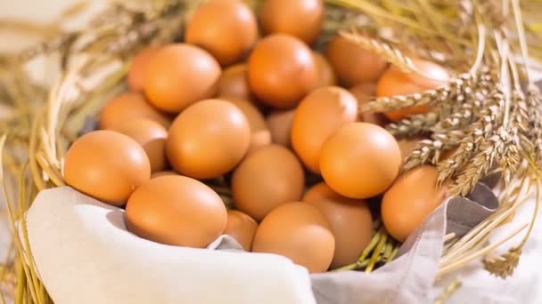 Huevos Pollo Una Canasta Con Espigas Trigo Vista Desde Arriba — Vídeo de stock