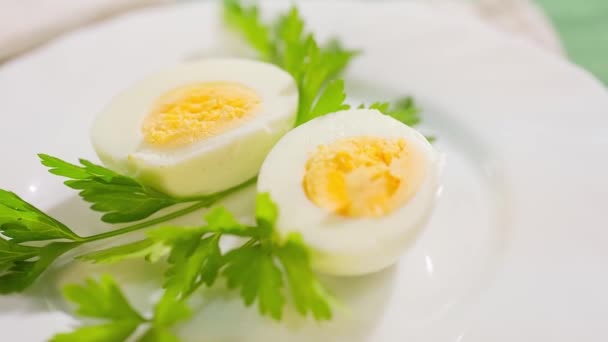 Huevos Pollo Mitad Plato Con Hojas Perejil — Vídeo de stock