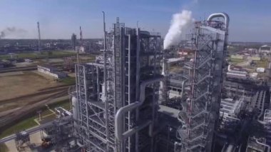 Büyük fabrikanın dumanı tüten borularında uçuşan hava aracı.