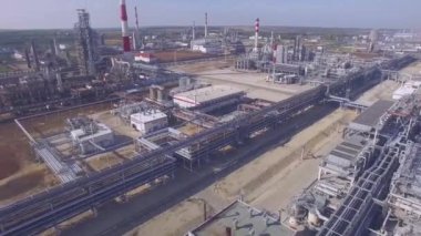 Büyük boruları ve petrol ürünleriyle dolu konteynırları olan büyük fabrikaların hava aracı kuş bakışı videosu. 
