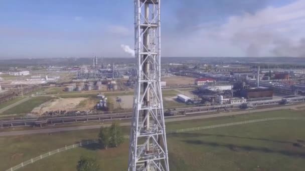 Petrol Fabrikasındaki Petrol Meşalesinin Hava Aracı Kuş Bakışı Videosu — Stok video