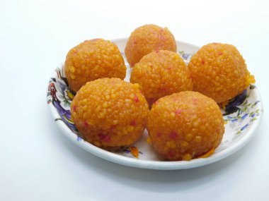 Motichoor Laddu, Hand Hint tatlısı yaptı. Öncelikle un, yağ ve şekerden yapılır..