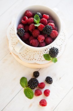 Ahududu ve böğürtlen beyaz tabak, seçici odak içinde