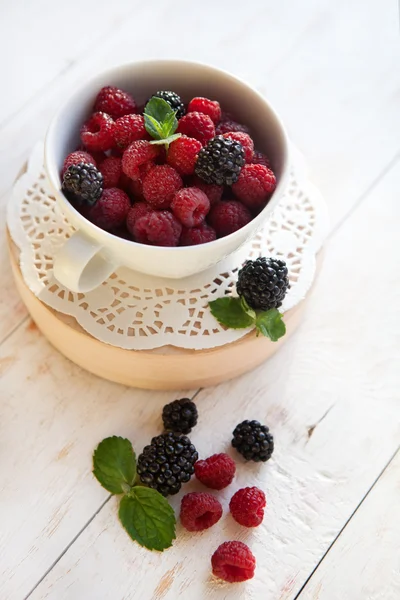 新鲜的覆盆子和黑莓 — 图库照片