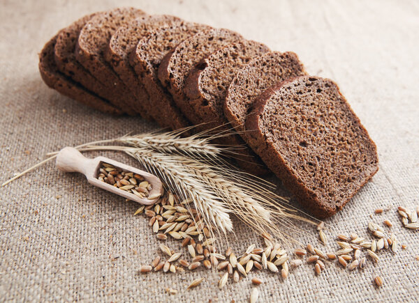 хлеб и пшеница на деревенском фоне
