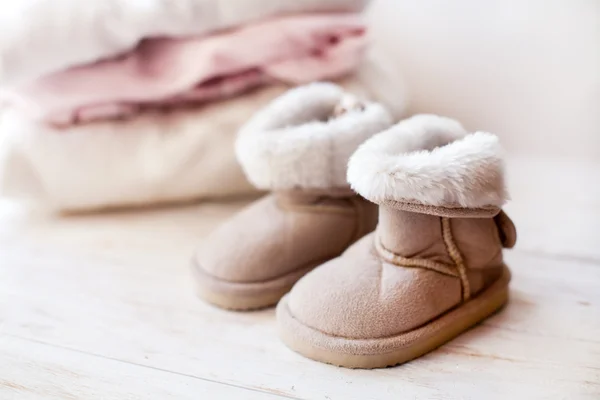 Küçük Çift beyaz arka plan üzerinde ugg bebek