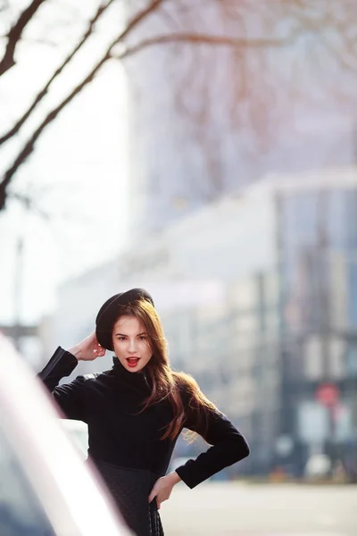 Portrait de mode en plein air de la jeune femme élégante qui s'amuse, visage émotionnel, rire, regarder la caméra. Style urbain de la ville . — Photo