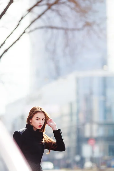 Outdoor-Mode Porträt einer stilvollen jungen Frau, emotionales Gesicht, Blick in die Kamera. urban city street style. — Stockfoto