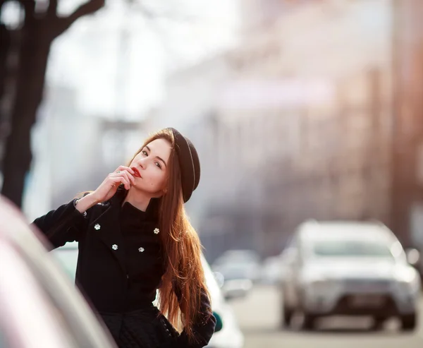 Retrato de moda de mujer joven bastante seductora con sombrero —  Fotos de Stock