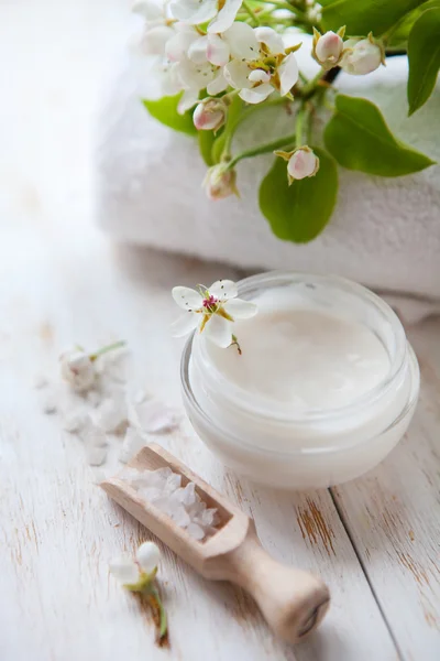 Skin cream and beautiful spring white flower on white wooden table — Stock Photo, Image