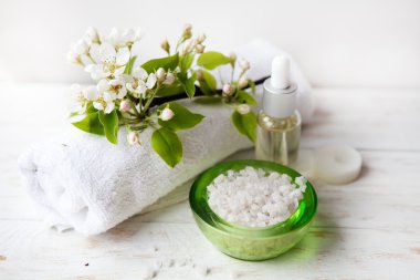 Spa set deniz tuzu, çiçek ve mum hasır tepsi