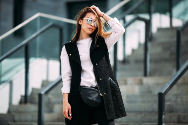 Güneş gözlüğü hipster serin kız moda.