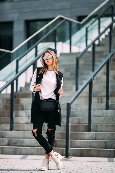 Hipster serin kız moda güneş gözlüğü. isyanlari arka plan, moda bakmak